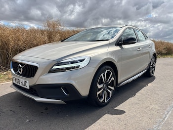 Used Volvo V40 Cross Country 2018 for sale - 75279812: Photo