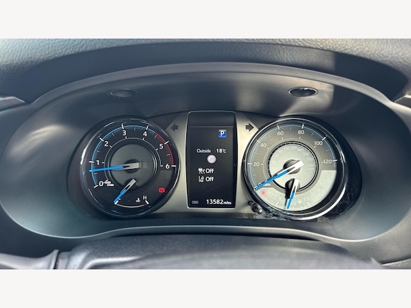 Used Toyota Hilux 2023 for sale - 74598302: Photo 11