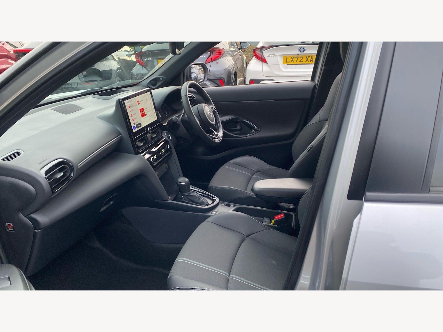 Used Toyota Yaris Cross 2024 for sale - 77940523: Photo 12