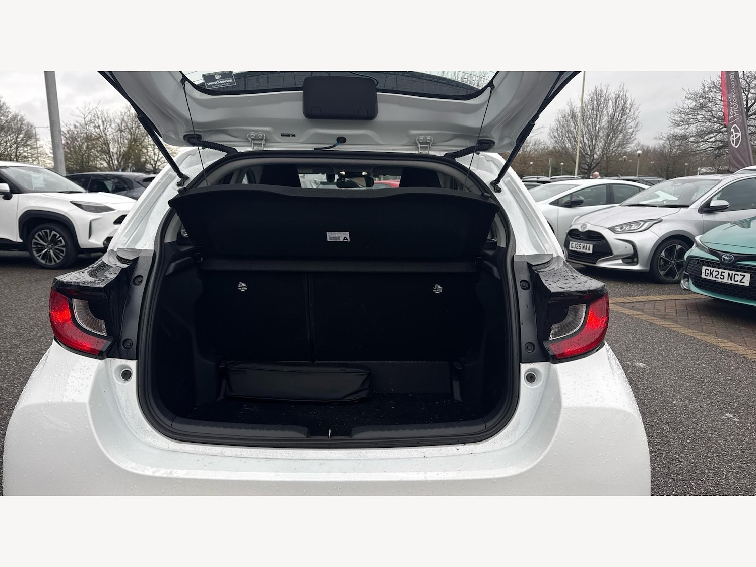 Used Toyota Yaris 2024 for sale - 77695981: Photo 16