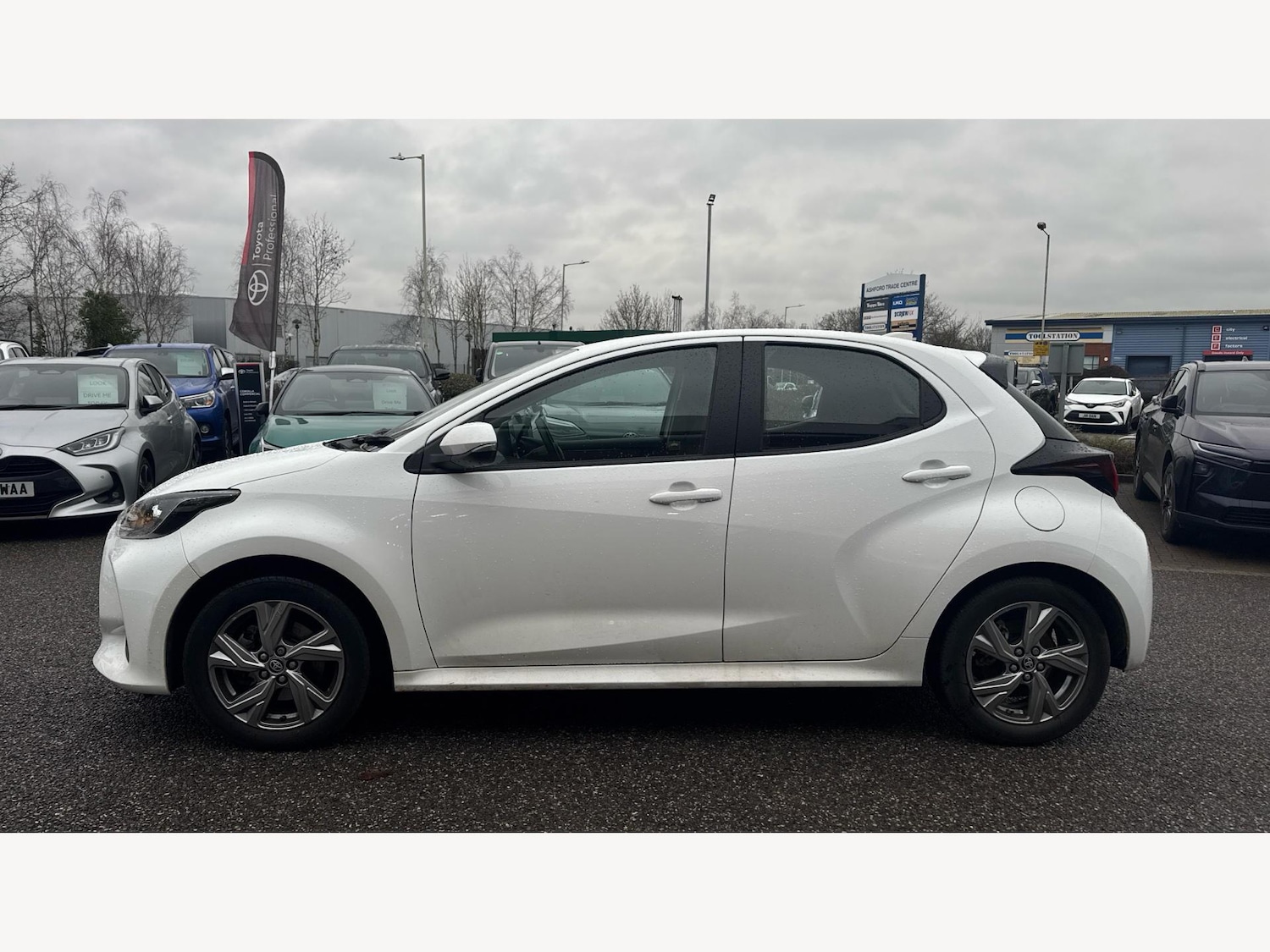 Used Toyota Yaris 2024 for sale - 77695981: Photo 19