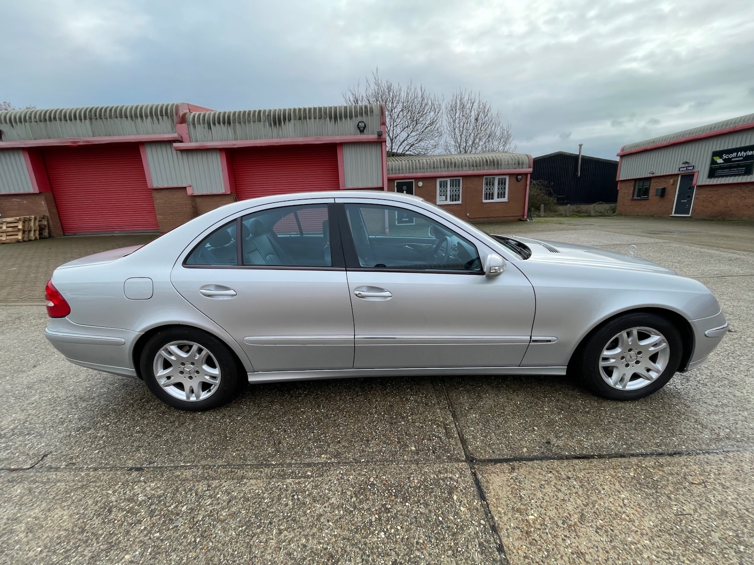 Used Mercedes-Benz E Class 2005 for sale - 76664314: Photo 2