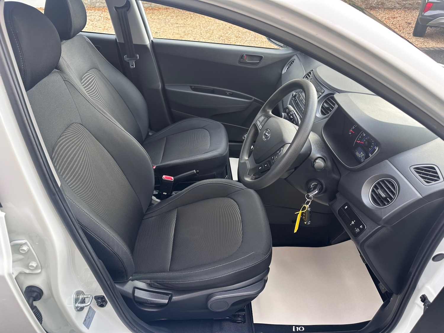 Used Hyundai i10 2017 for sale - 76625569: Photo 2