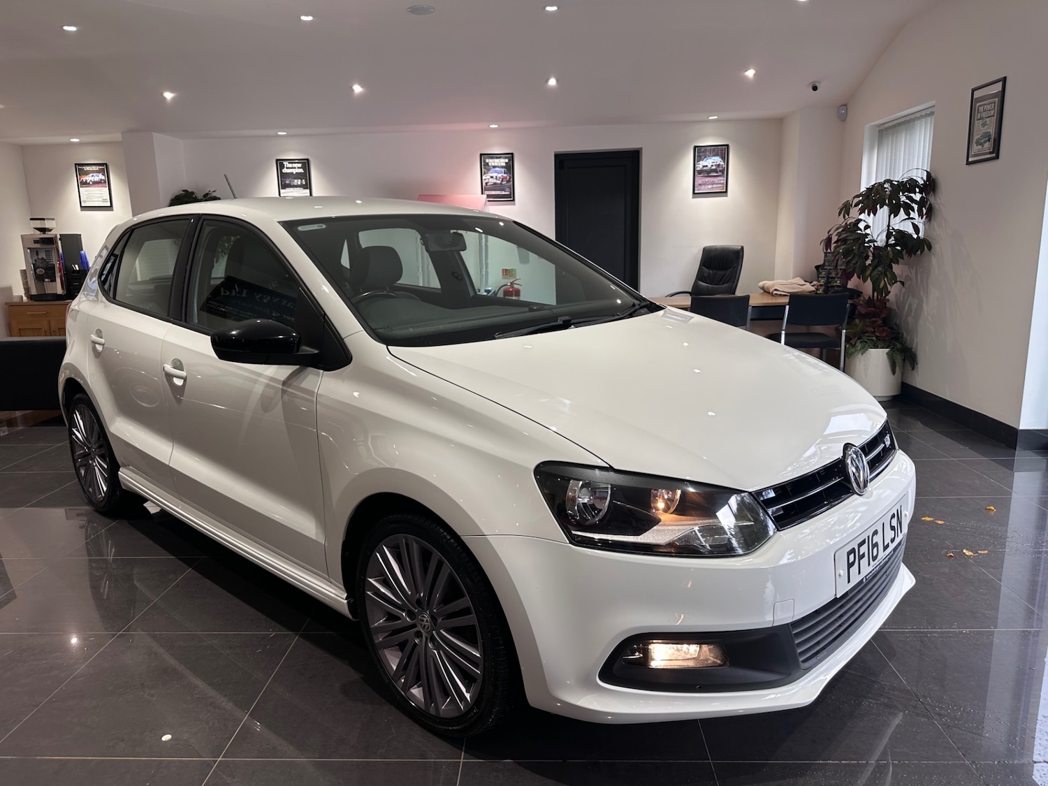 Used Volkswagen Polo 2016 for sale - 76355015: Photo 1