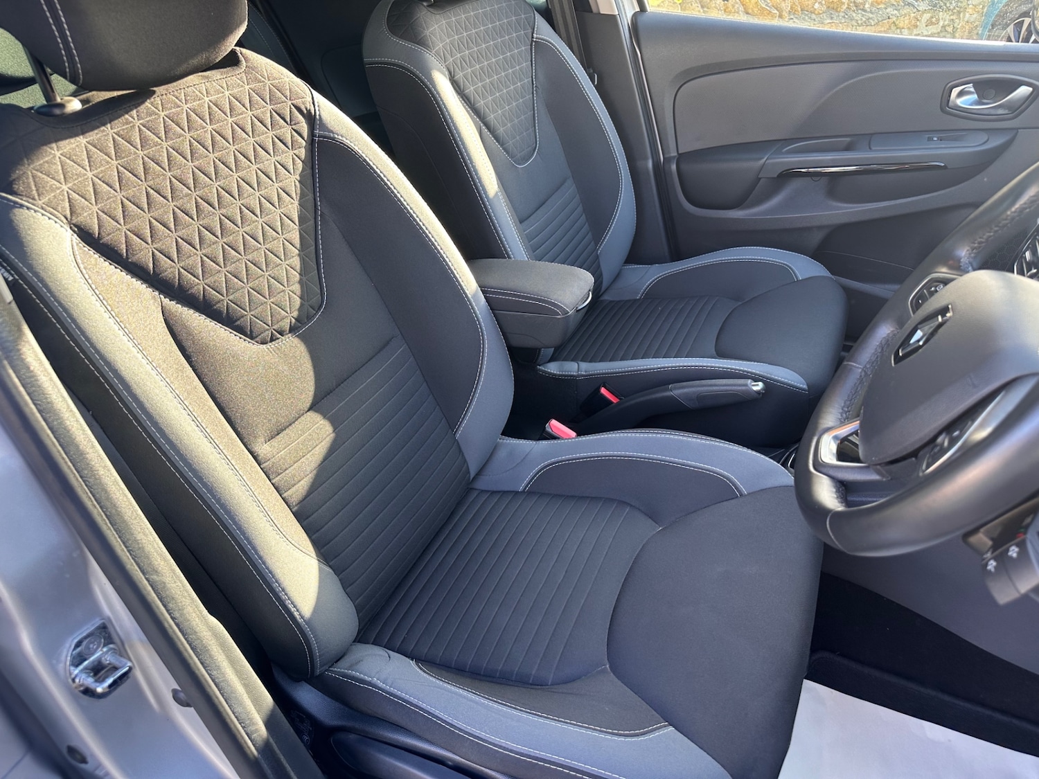 Used Renault Clio 2016 for sale - 76809336: Photo 2