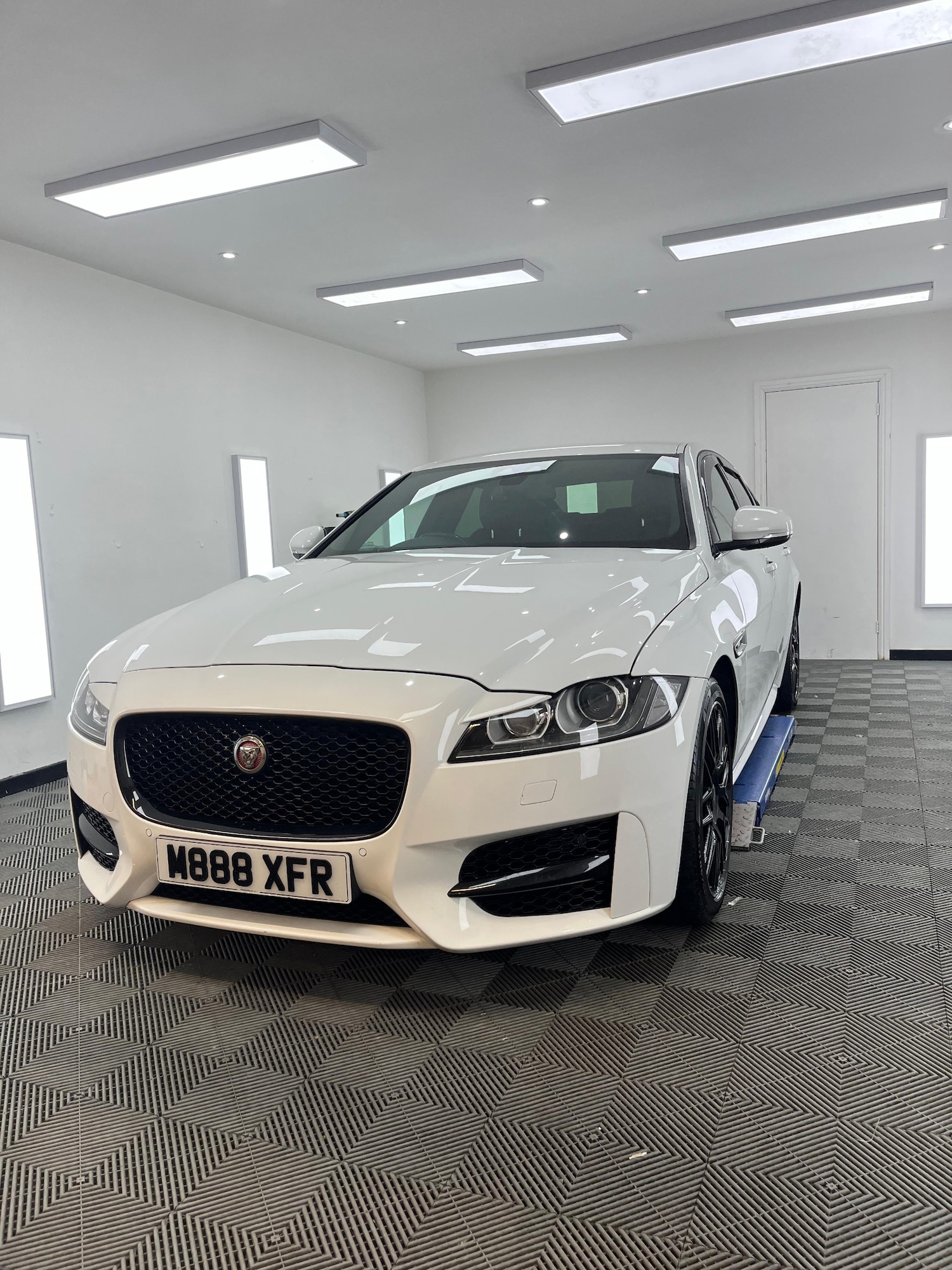 Used Jaguar XF 2017 for sale - 77502827: Photo 2