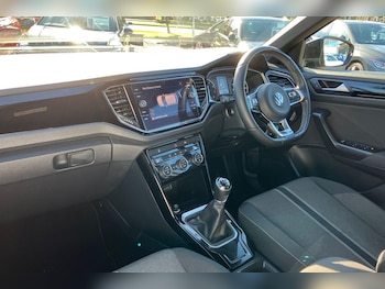Used Volkswagen T-Roc 2021 for sale - 76122732: Photo 2