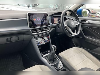 Used Volkswagen T-Roc 2022 for sale - 76122069: Photo 2