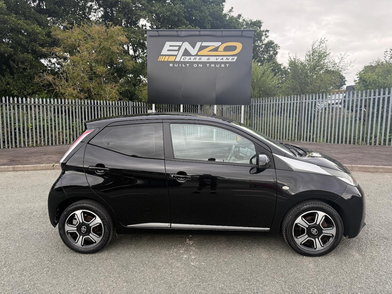 Used Toyota AYGO 2015 for sale - 75726602: Photo 2