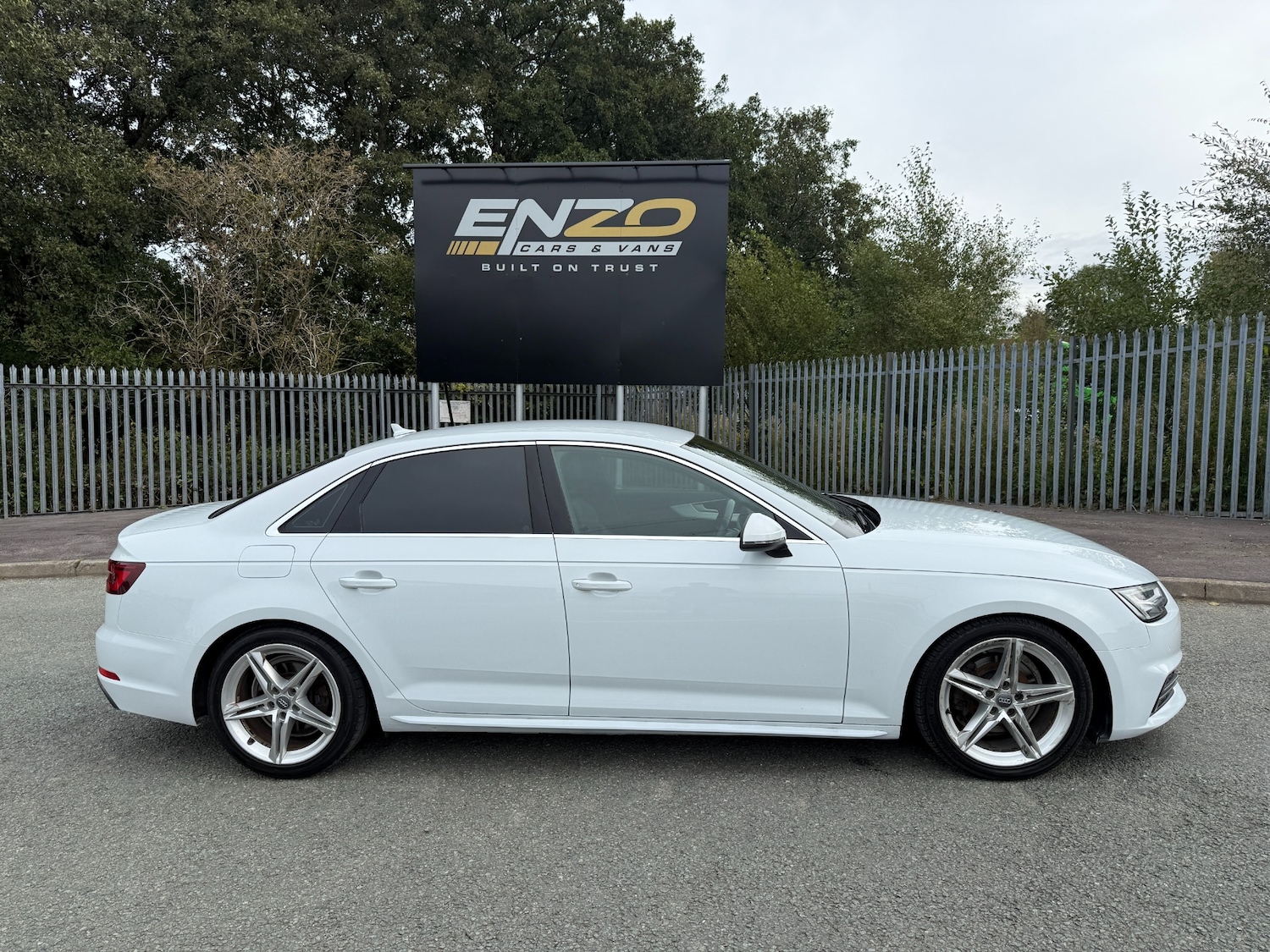 Used Audi A4 2017 for sale - 76102236: Photo 2