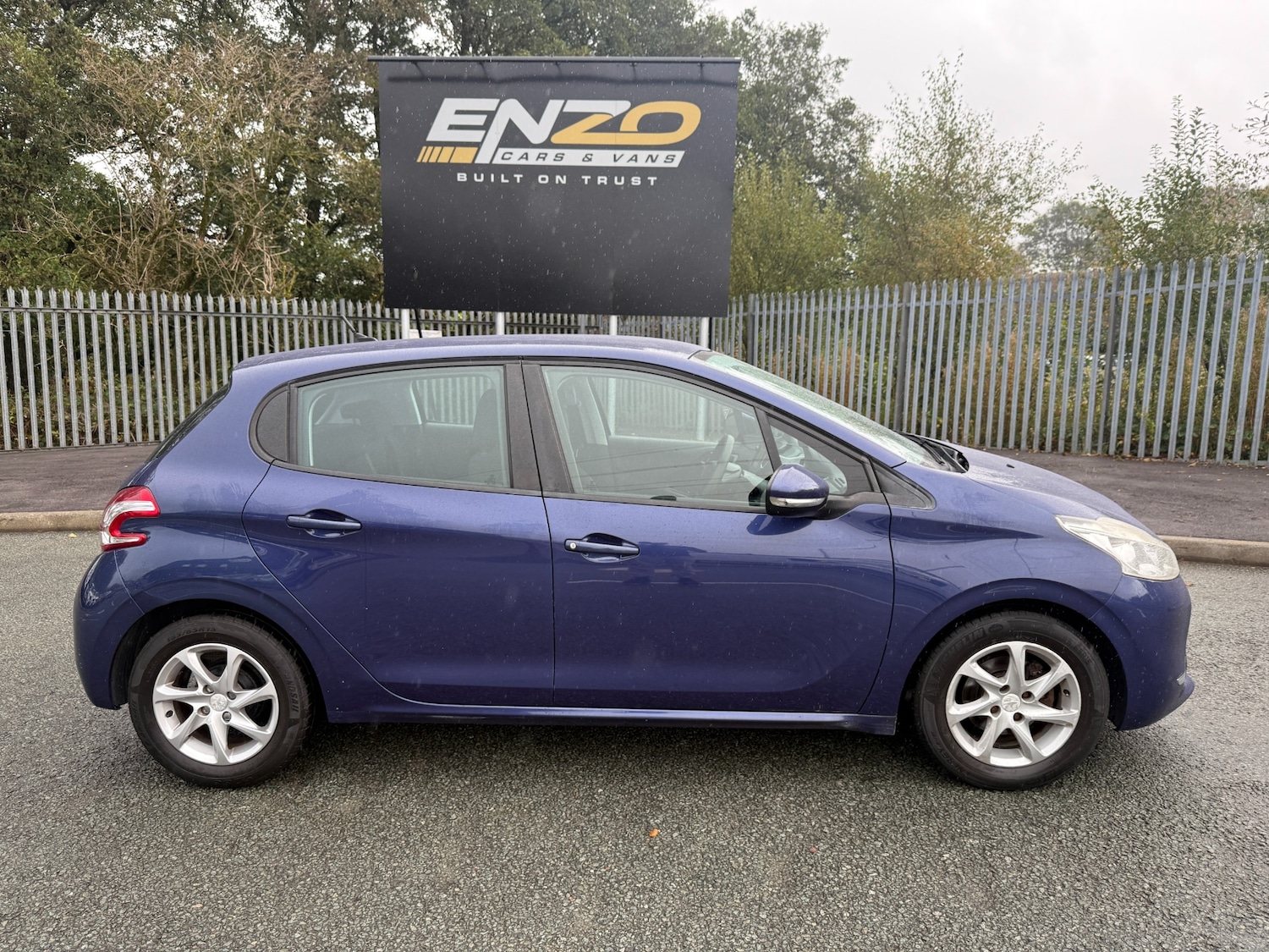 Used Peugeot 208 2015 for sale - 76330850: Photo 2
