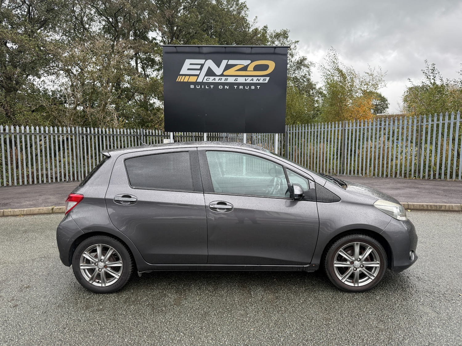 Used Toyota Yaris 2013 for sale - 76426856: Photo 2