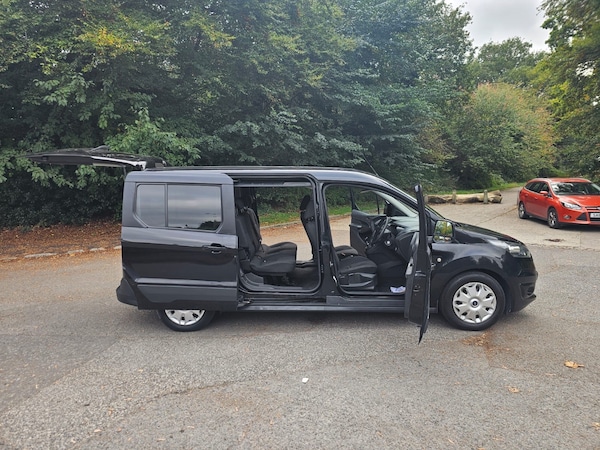 Used Ford Grand Tourneo Connect 2015 for sale - 76226126: Photo 11