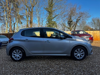 Used Peugeot 208 2015 for sale - 77203377: Photo