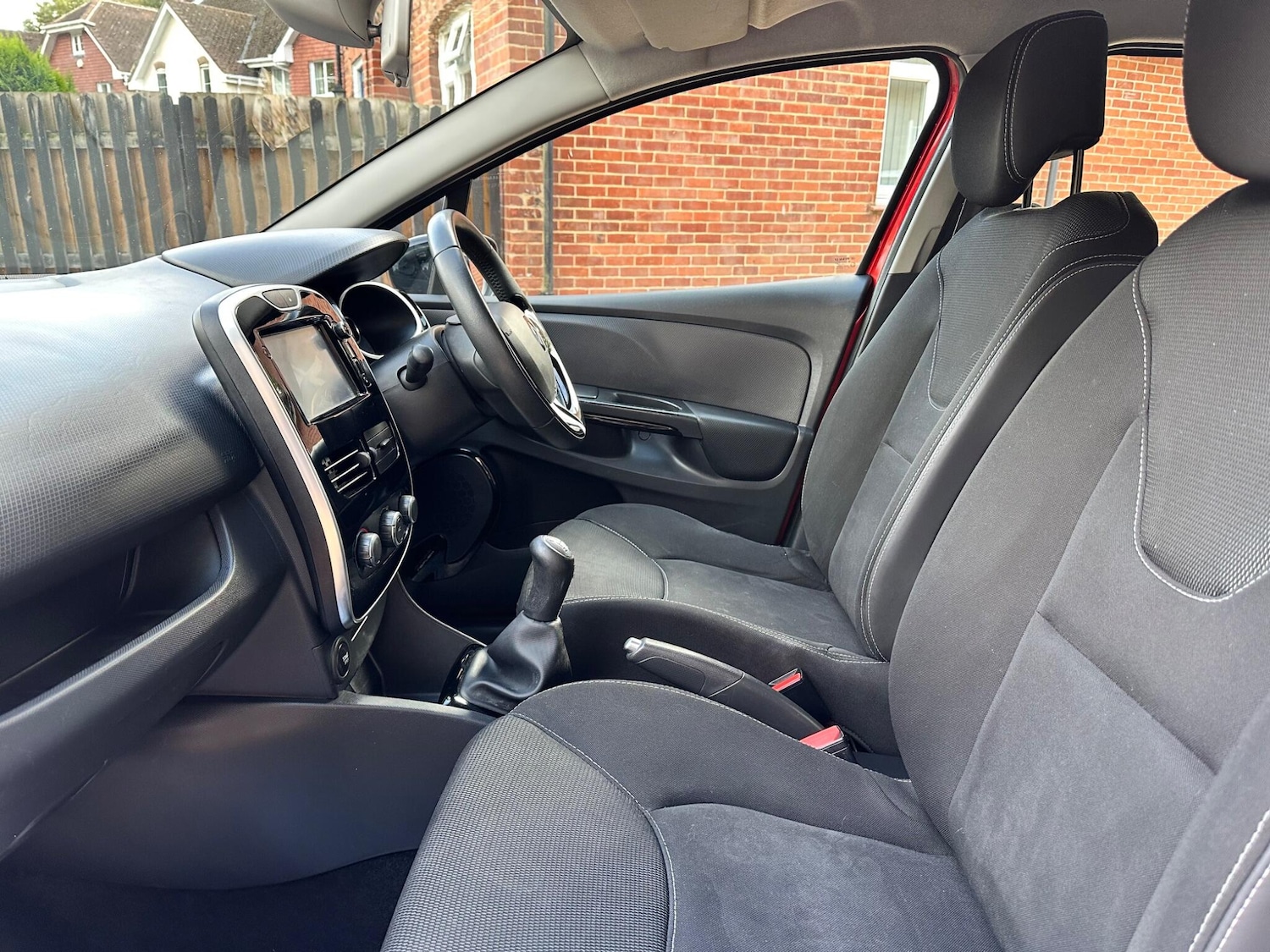 Used Renault Clio 2015 for sale - 76992850: Photo 15