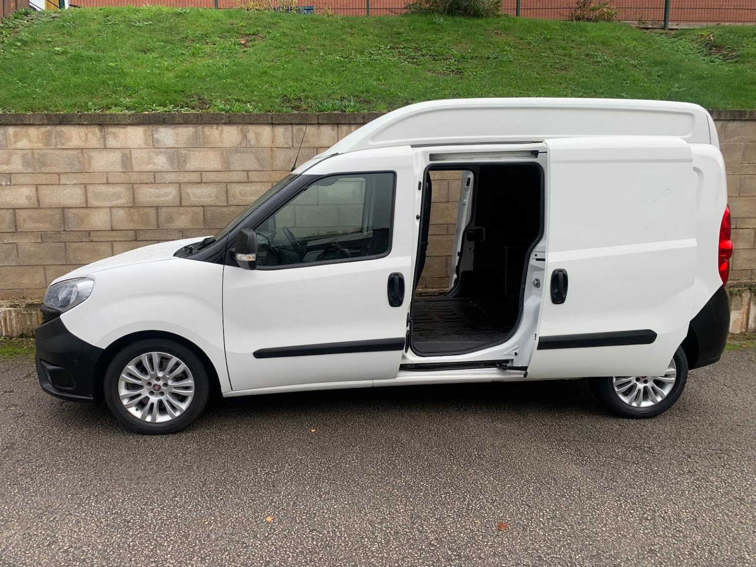 Used Vauxhall Combo 2014 for sale - 76340363: Photo 2
