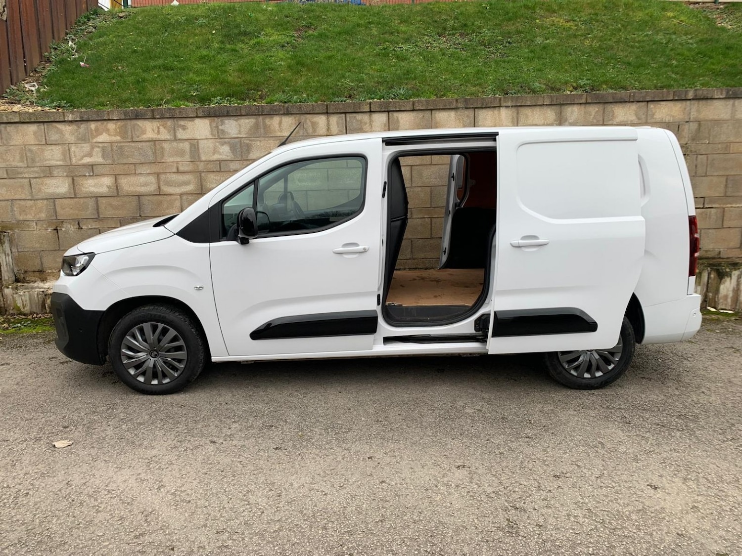 Used Citroen Berlingo 2024 for sale - 77516150: Photo 2