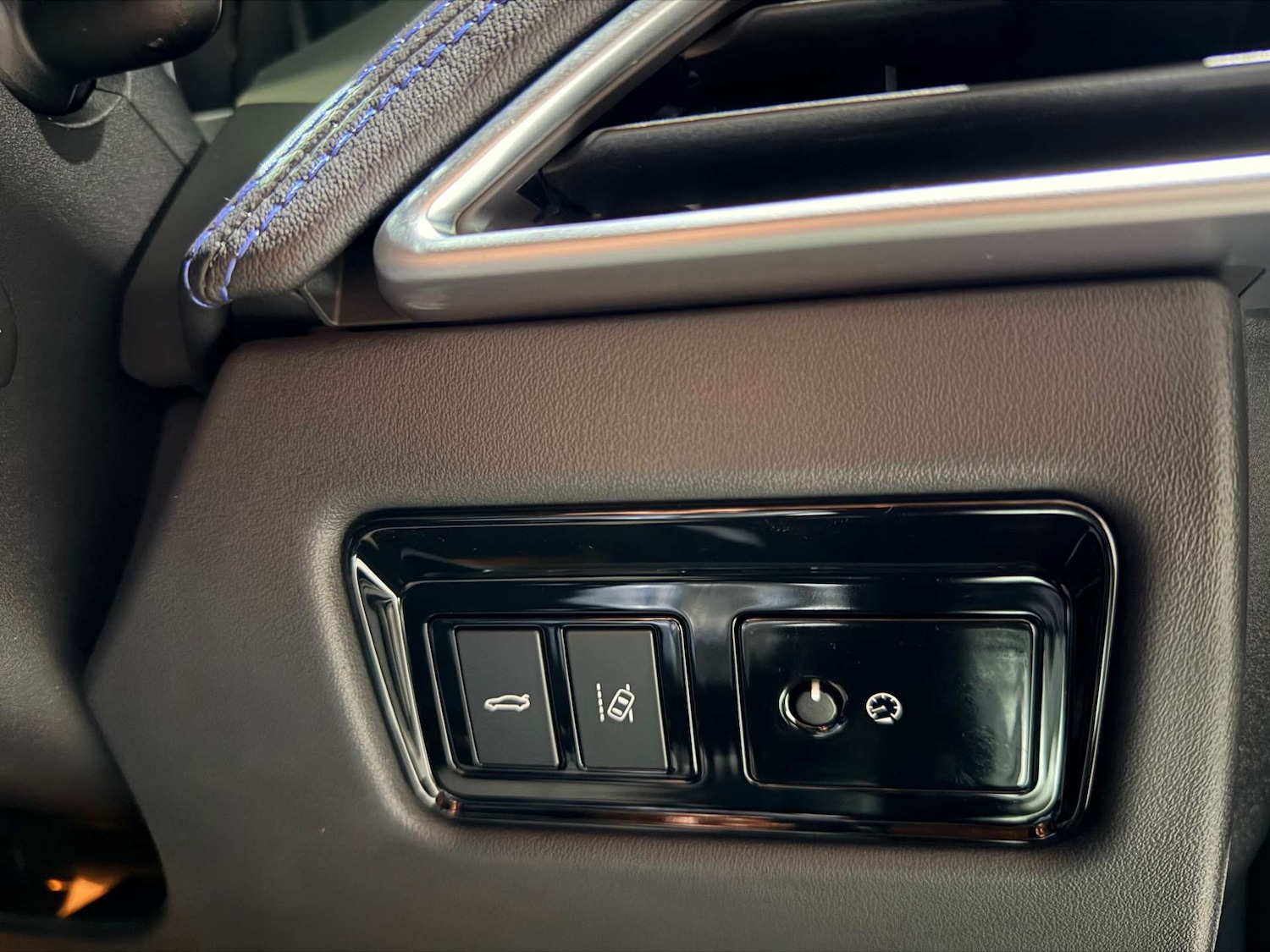 Used Jaguar XE 2017 for sale - 77833279: Photo 33