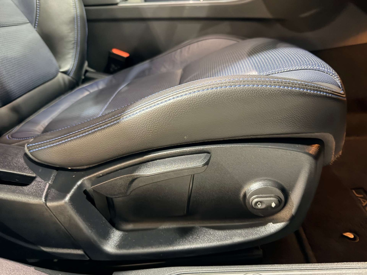 Used Jaguar XE 2017 for sale - 77833279: Photo 40