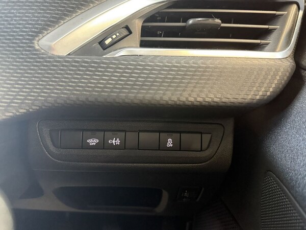 Used Peugeot 2008 2016 for sale - 74830606: Photo 30