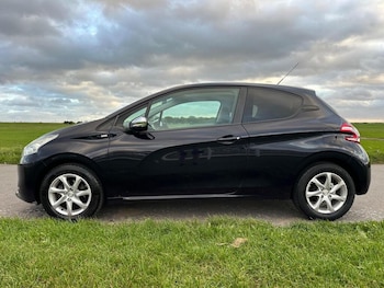 Used Peugeot 208 2014 for sale - 76185913: Photo 3