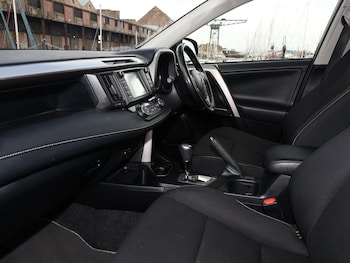 Used Toyota RAV4 2018 for sale - 76233691: Photo 2