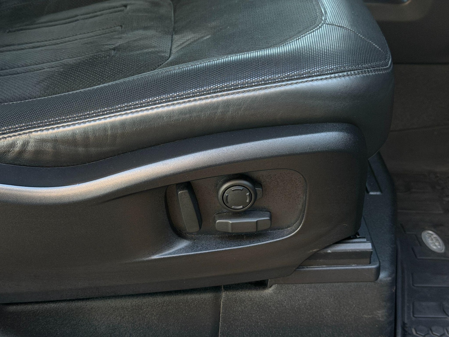 Used Land Rover Defender 90 for sale - 77015495: Photo 42