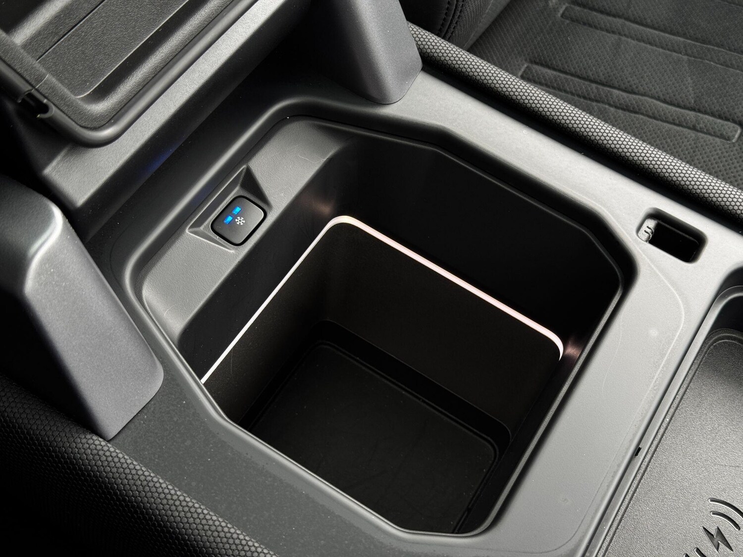 Used Land Rover Defender 90 2023 for sale - 75915653: Photo 50