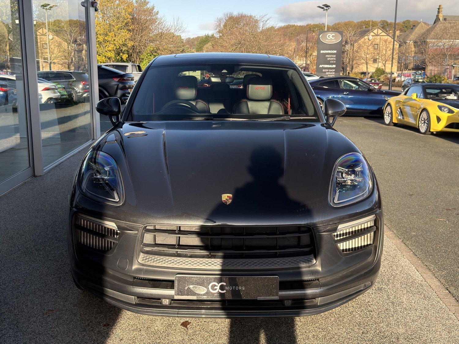 Used Porsche Macan 2023 for sale - 76689110: Photo 3