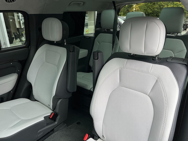 Used Land Rover Defender 130 2025 for sale - 76270874: Photo 18