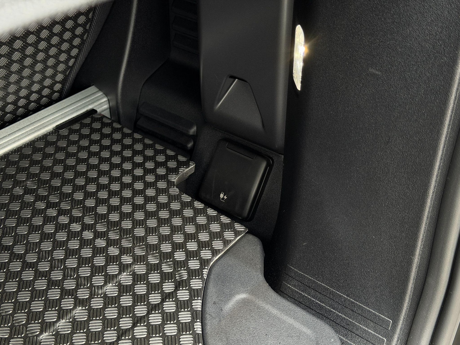 Used Land Rover Defender 90 2025 for sale - 76158375: Photo 95