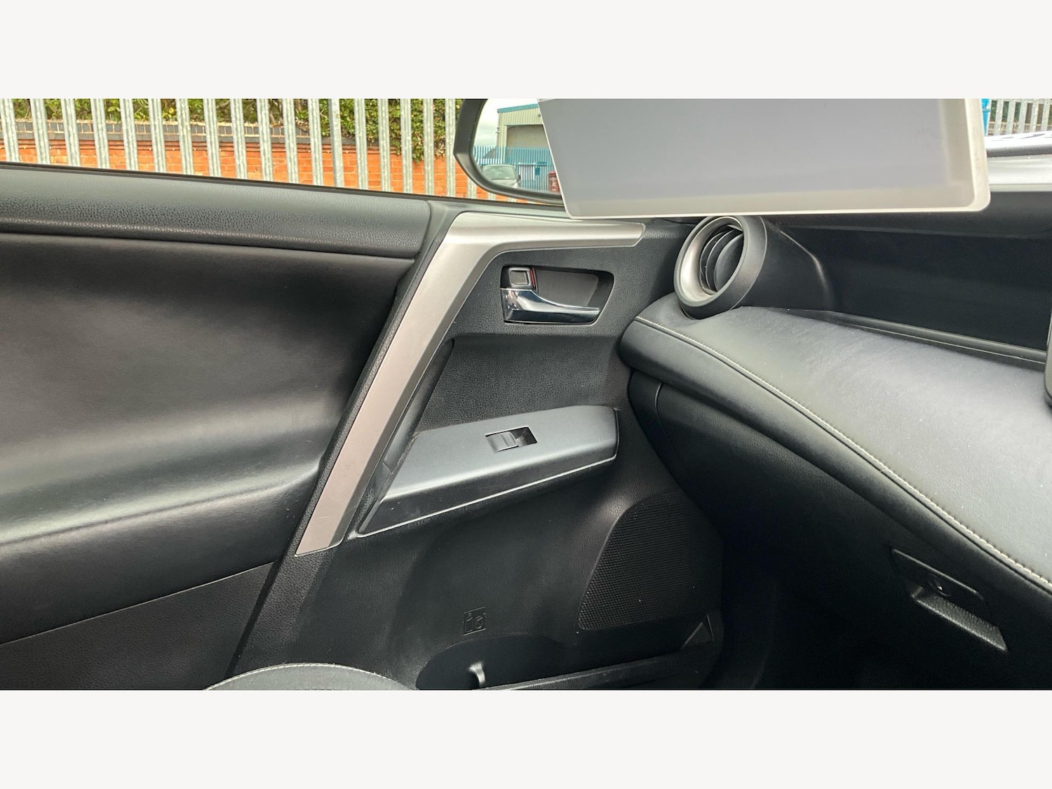 Used Toyota RAV4 2017 for sale - 76200584: Photo 32
