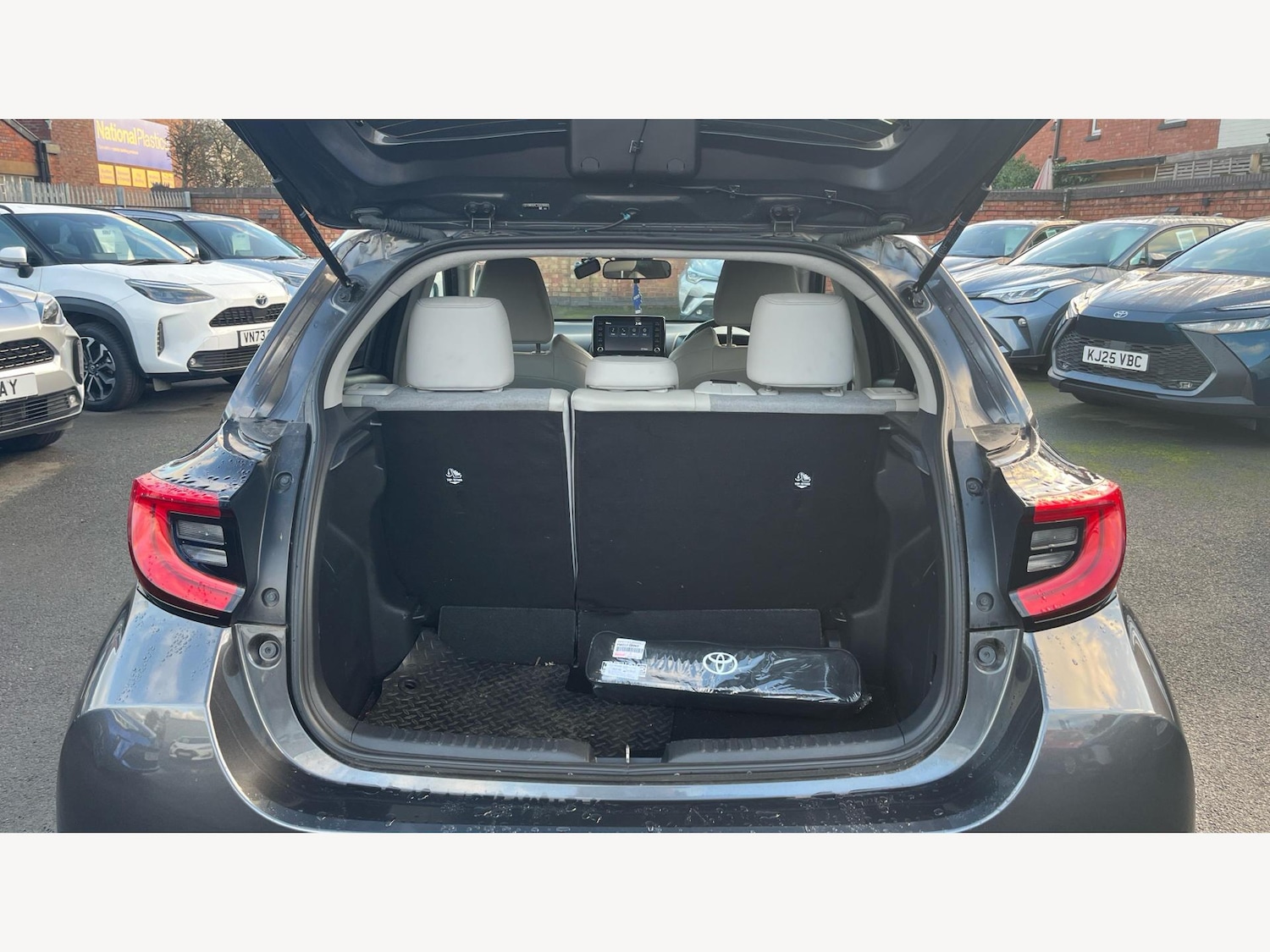 Used Toyota Yaris for sale - 77143667: Photo 16