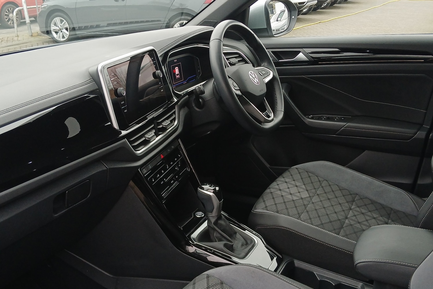 Used Volkswagen T-Roc 2024 for sale - 78137187: Photo 2