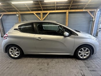 Used Peugeot 208 2014 for sale - 79689935: Photo