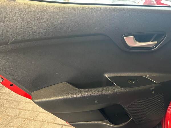 Used Kia Stonic 2018 for sale - 76177039: Photo 33