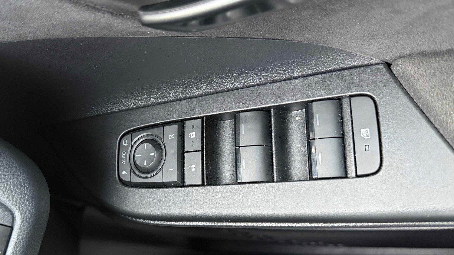 Used Toyota C-HR 2024 for sale - 77857465: Photo 21