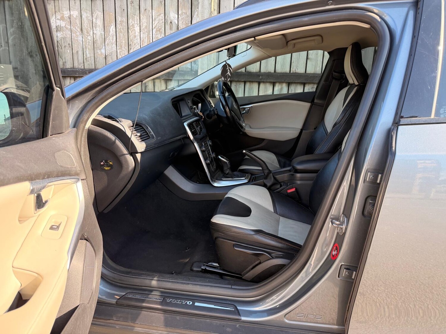 Used Volvo V40 2014 for sale - 77947375: Photo 24