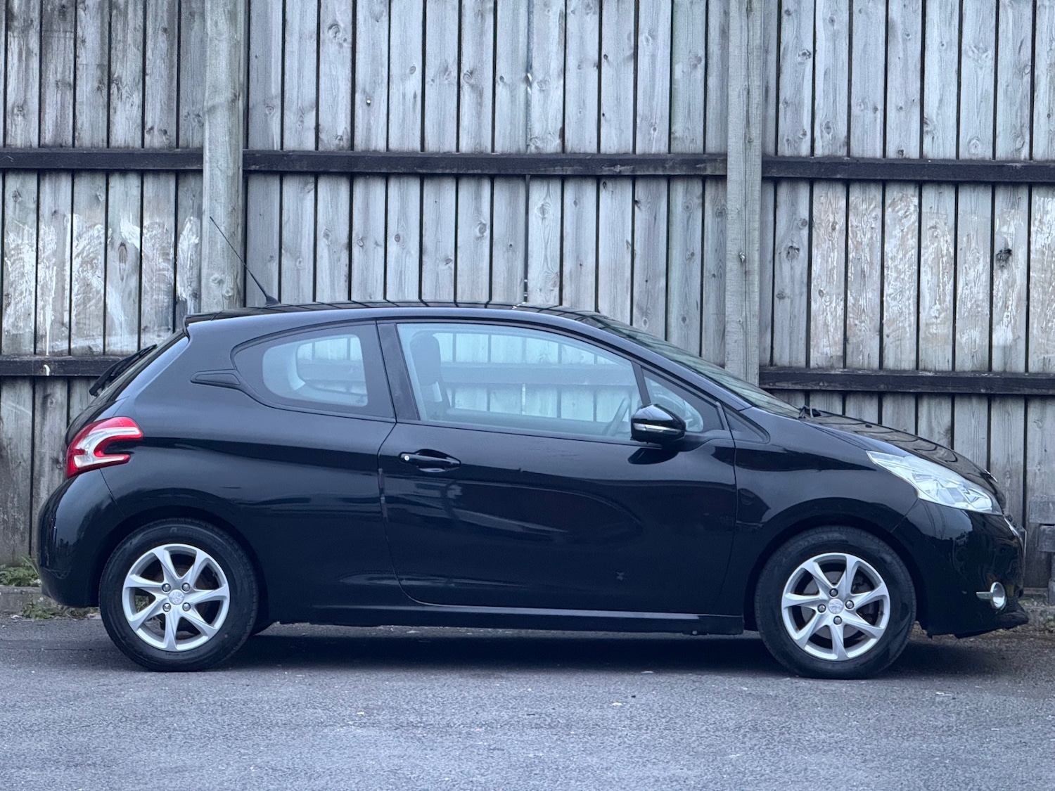 Used Peugeot 208 2013 for sale - 77991841: Photo 2