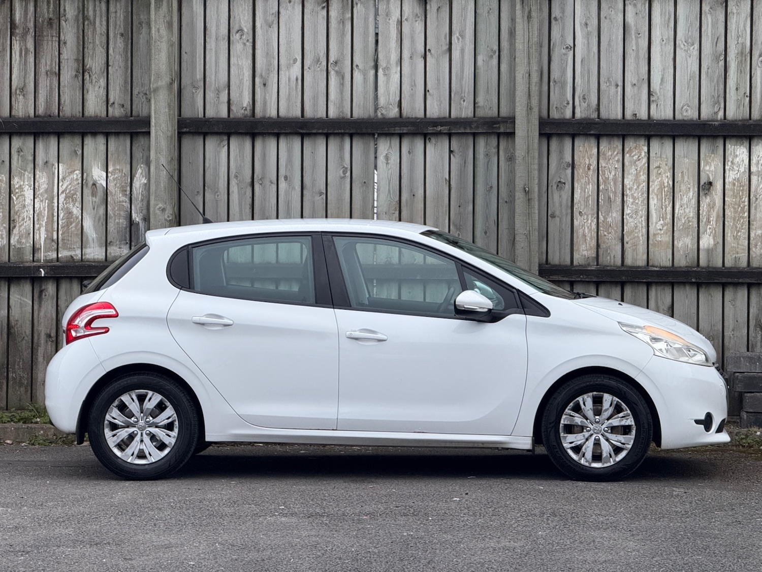 Used Peugeot 208 2013 for sale - 77991889: Photo 2