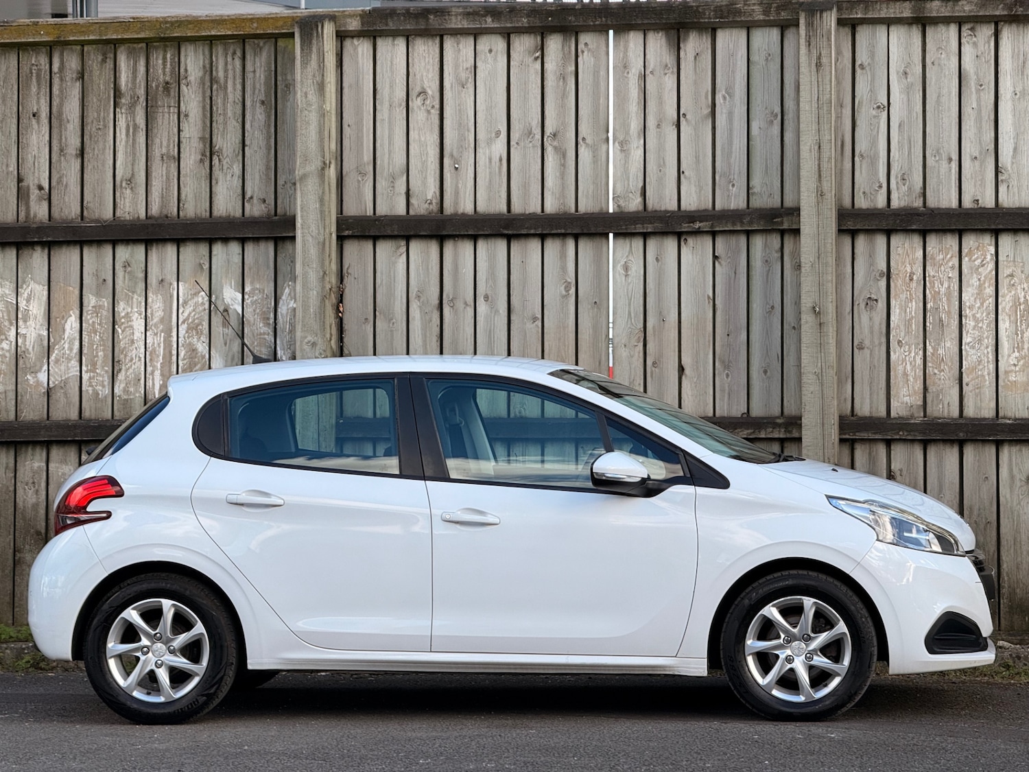 Used Peugeot 208 2015 for sale - 78184159: Photo 2