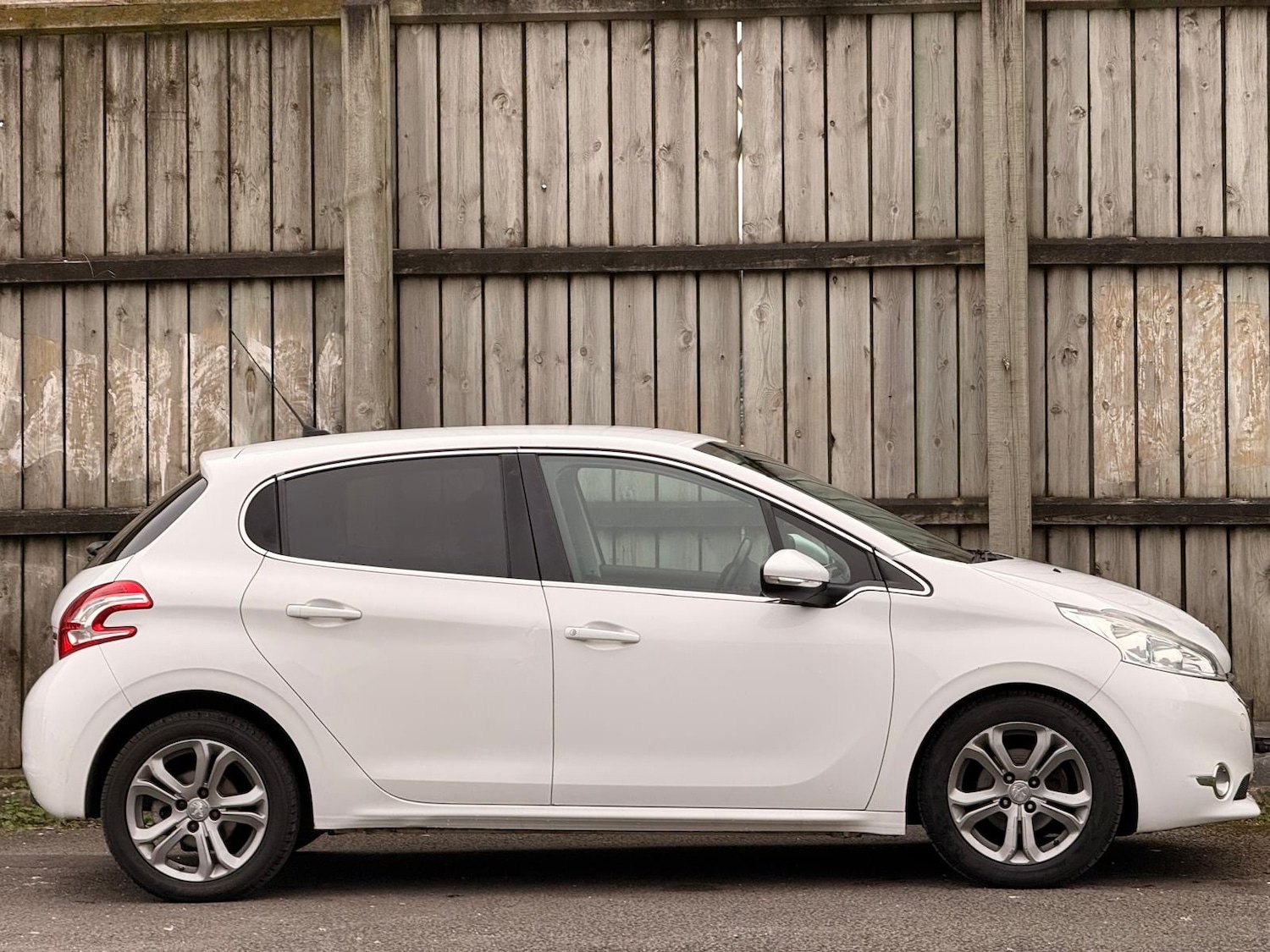 Used Peugeot 208 2014 for sale - 77793086: Photo 2