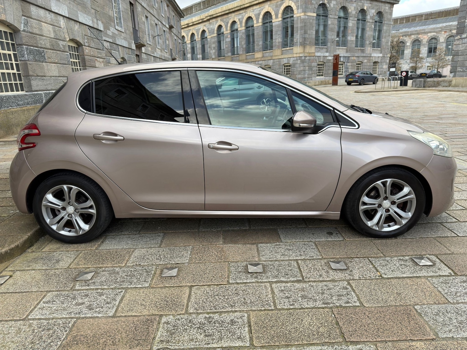 Used Peugeot 208 2012 for sale - 77864477: Photo 2