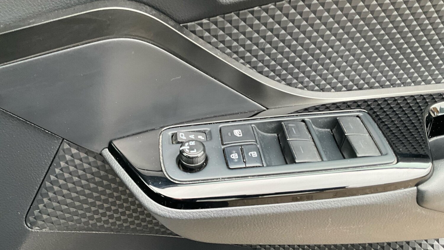 Used Toyota C-HR 2023 for sale - 77925873: Photo 40