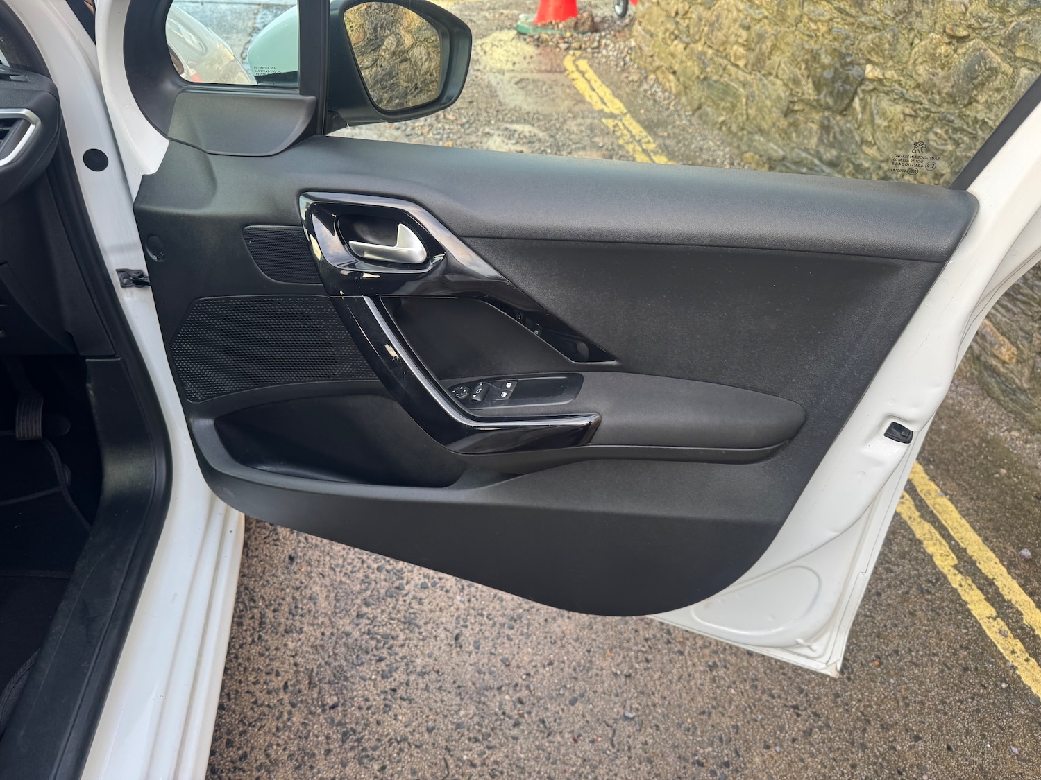 Used Peugeot 208 2014 for sale - 76985703: Photo 16