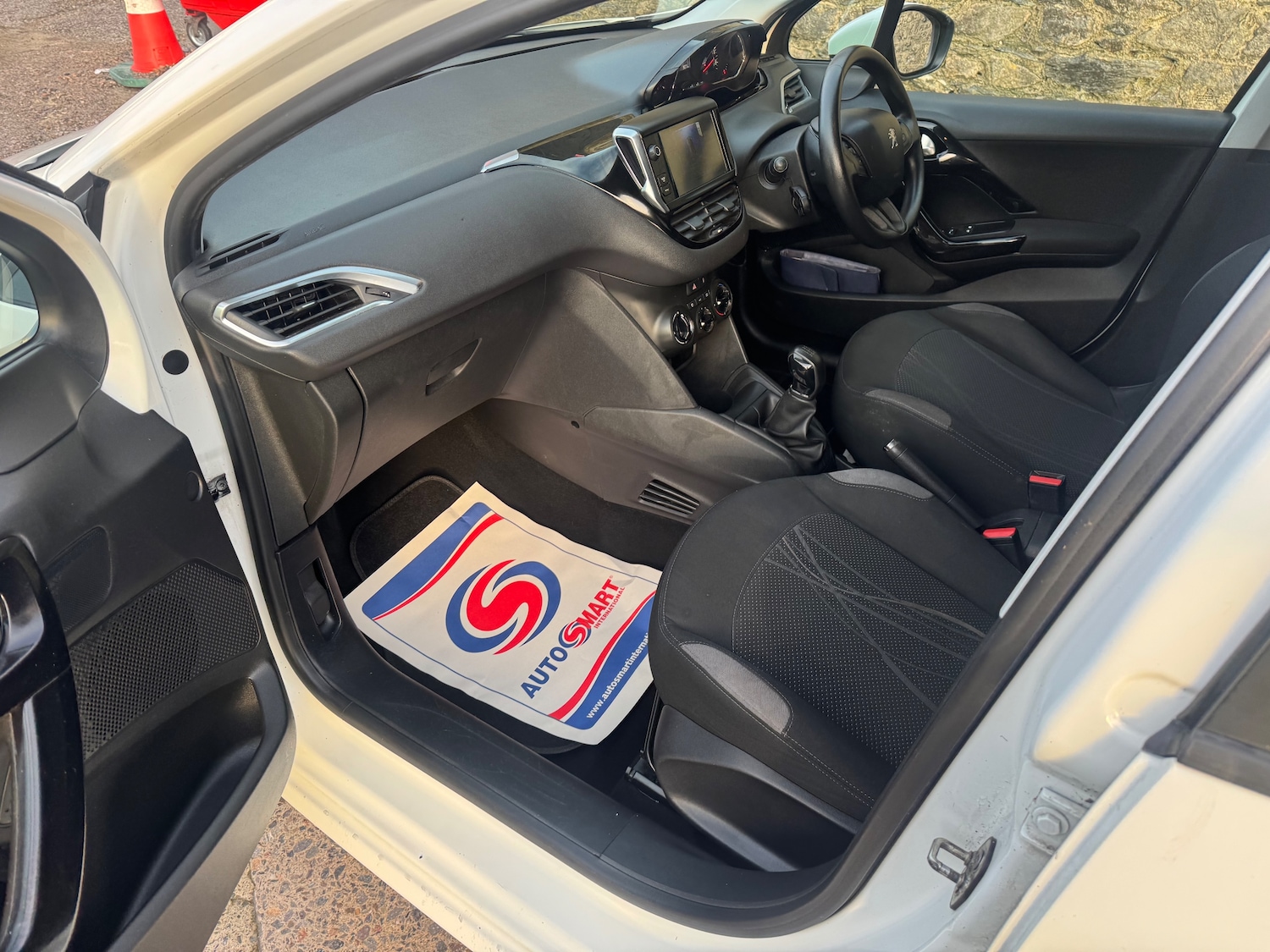 Used Peugeot 208 2014 for sale - 76985703: Photo 24