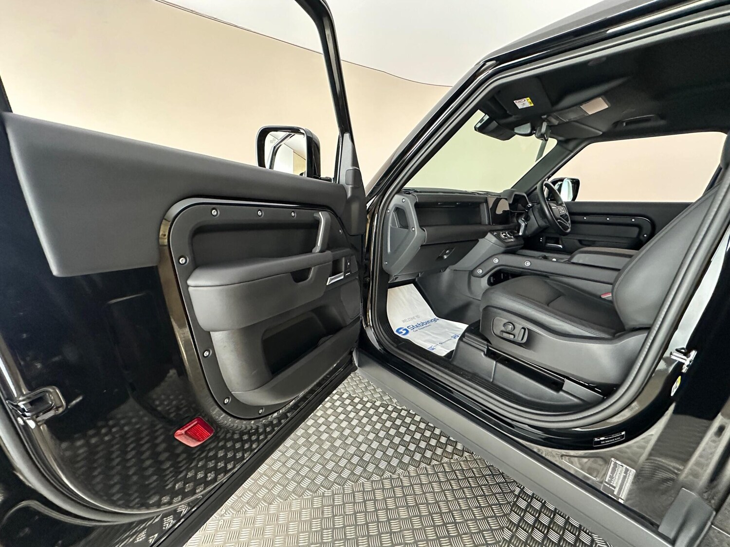 Used Land Rover Defender 90 2025 for sale - 76743536: Photo 27