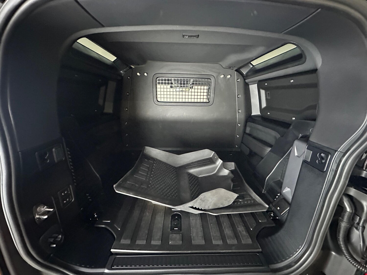 Used Land Rover Defender 90 2025 for sale - 76743536: Photo 29