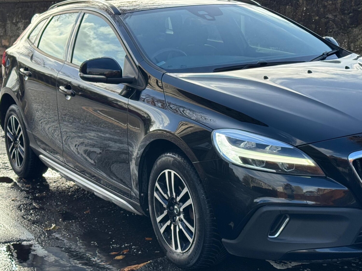 Used Volvo V40 Cross Country 2017 for sale - 76440372: Photo 10
