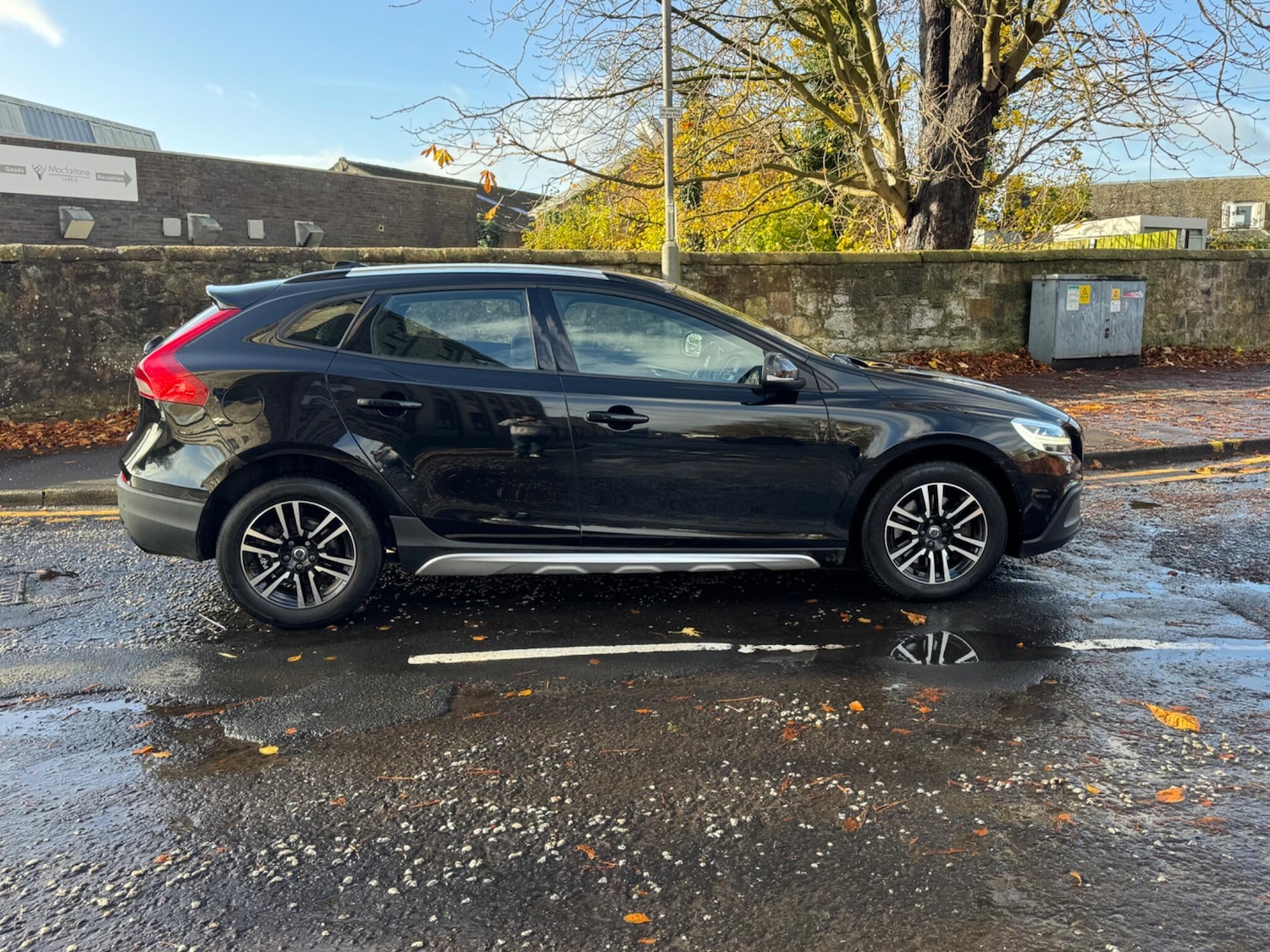 Used Volvo V40 Cross Country 2017 for sale - 76440372: Photo 2